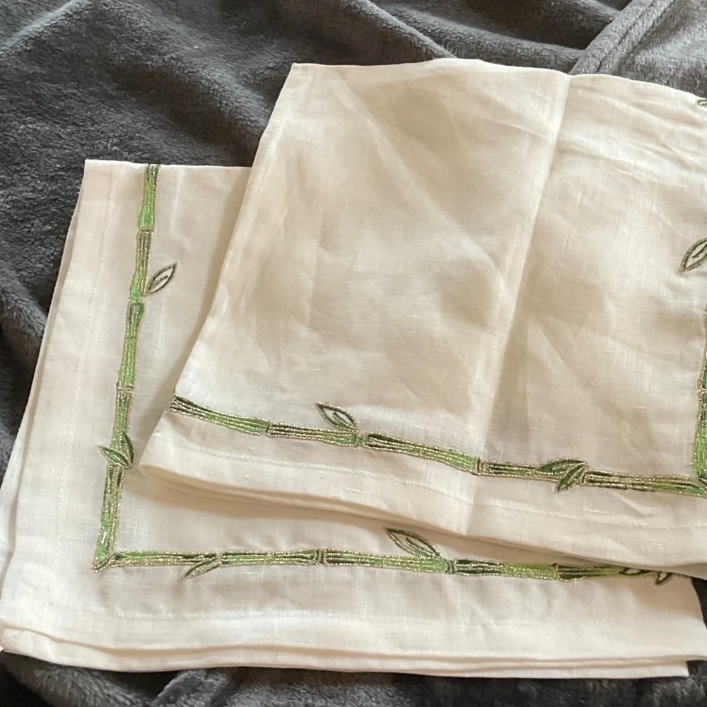 NWT KIM SEYBERT BAMBOO NAPKINS SET OF 2 WHITE LINEN Green with gold thread